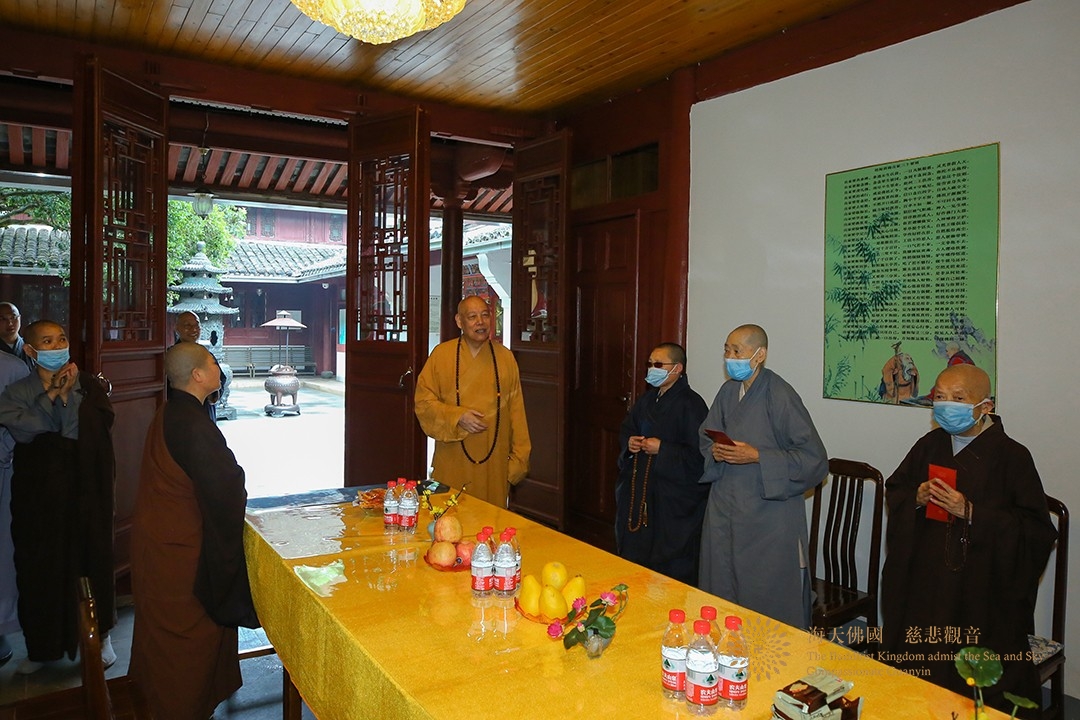 佛教-会长道慈大和尚一行赴佛教颐养堂和普陀山敬老院进行端午节慰问