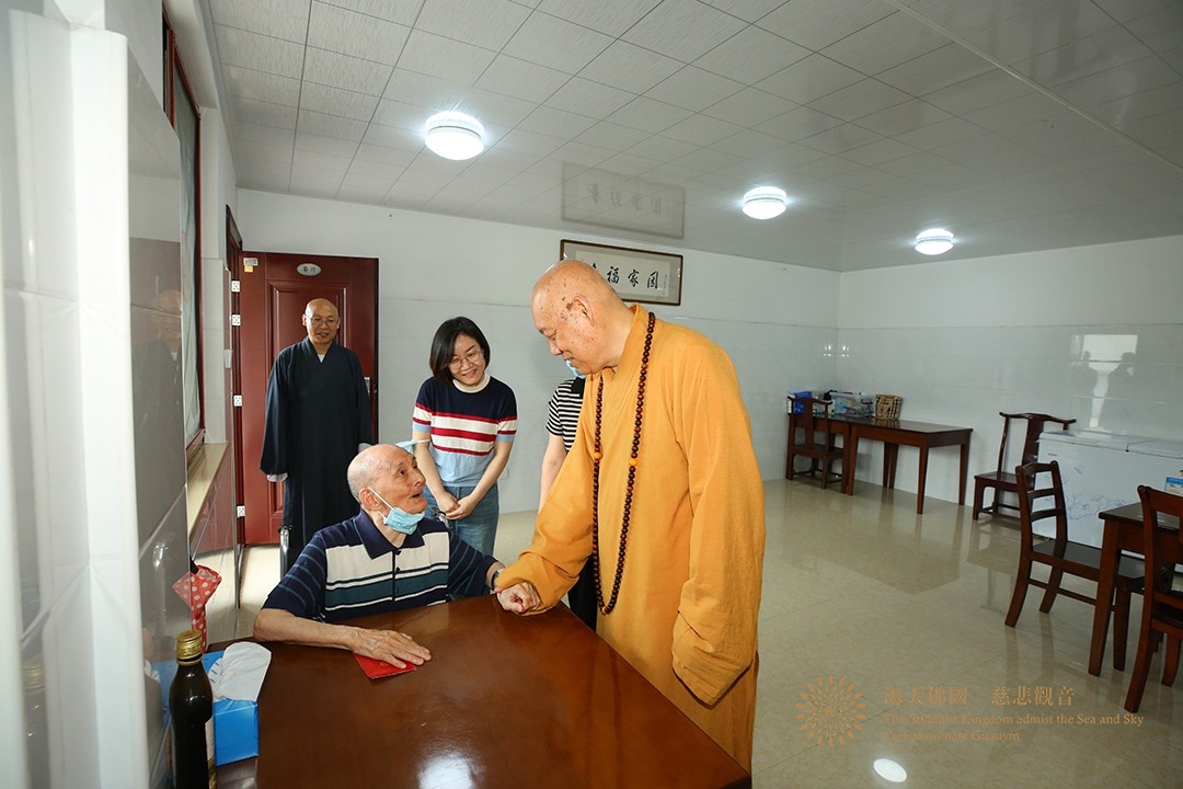 佛教-会长道慈大和尚一行赴佛教颐养堂和普陀山敬老院进行端午节慰问