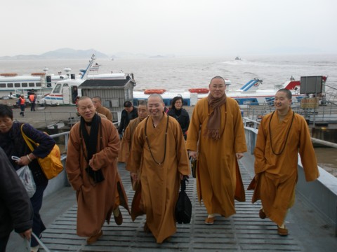 惟航法师等到码头迎接达义法师