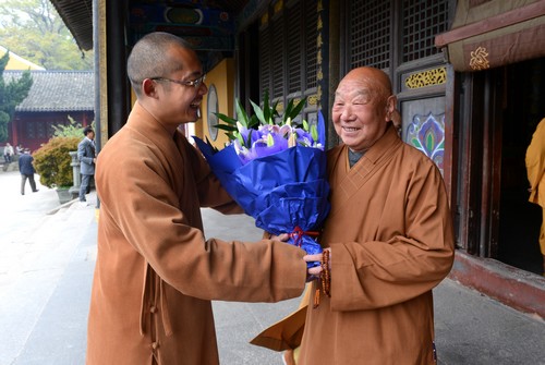 以及办公室干事昌其法师,瑞真法师等一行,前往法雨禅寺为雪桥长老庆祝