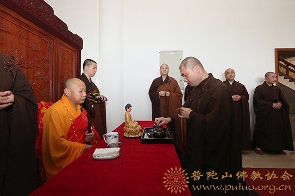 静波法师应邀于宝陀讲寺作《依教奉行,讲好佛教的故事