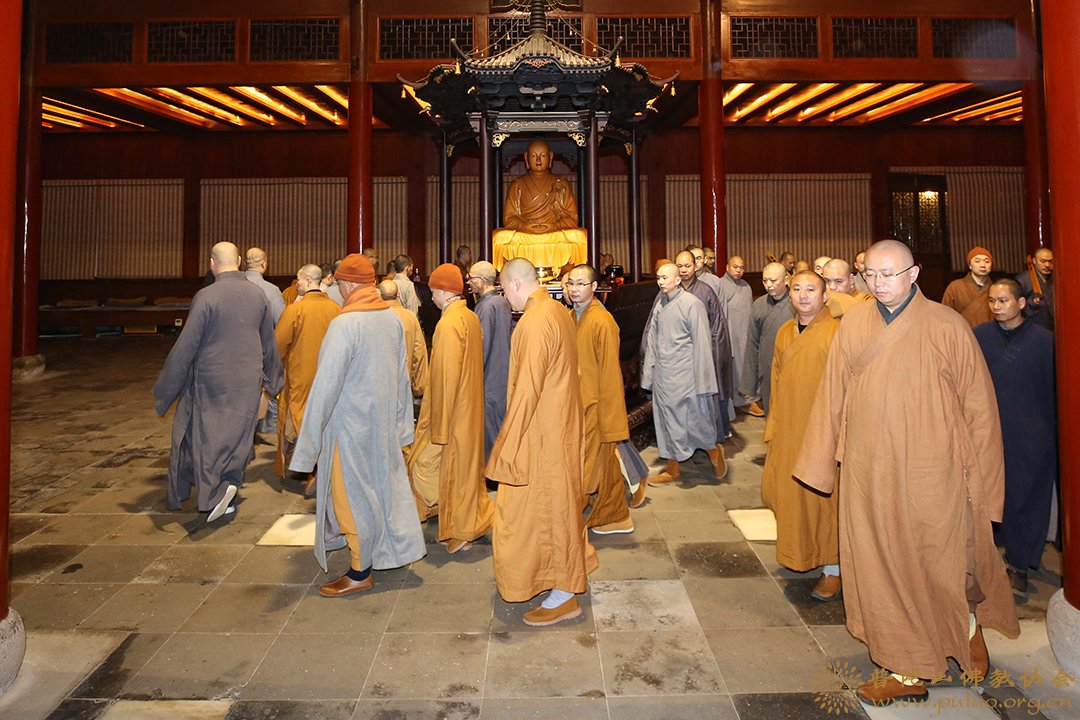 普陀山佛教协会副会长,法雨禅寺首座和尚信光法师主七,常住僧众放下尘