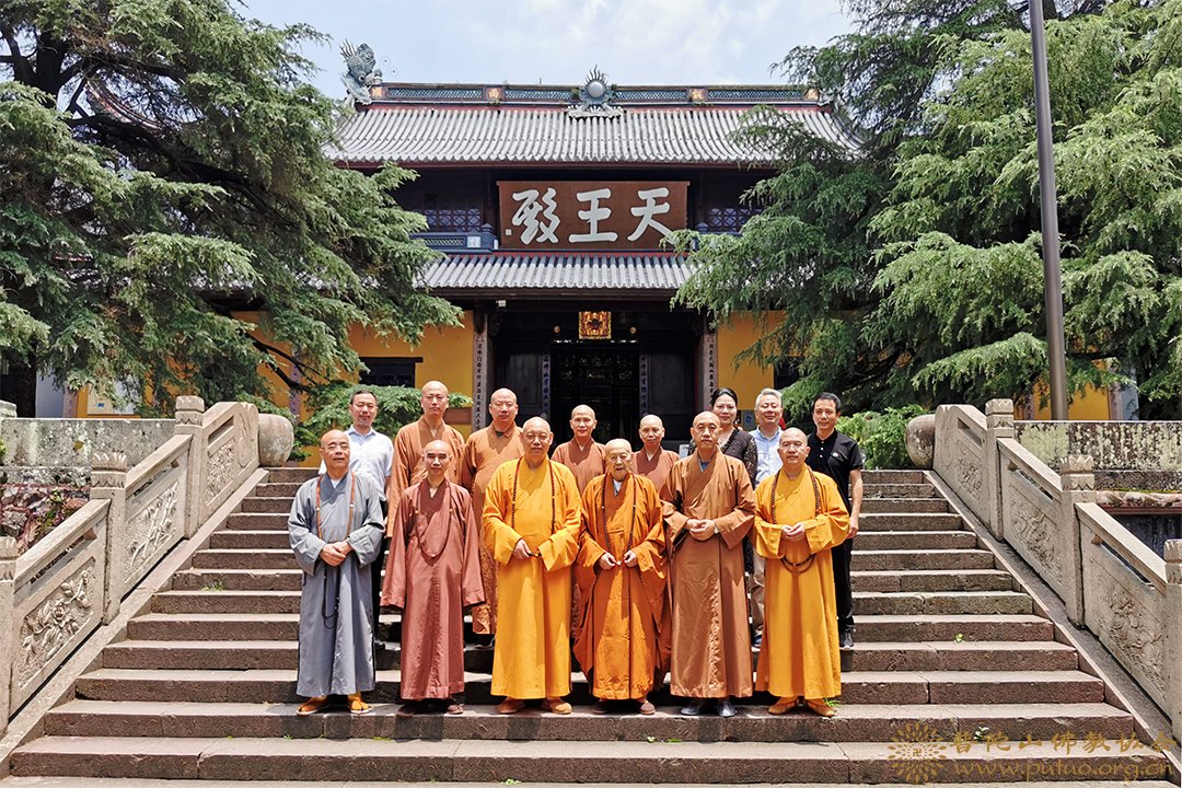 会长道慈大和尚一行赴宁波天童禅寺为修祥老和尚祝寿
