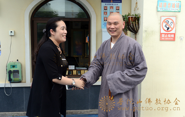 副会长定明法师代表普陀山佛教协会到普济幼儿园慰问