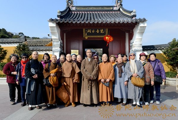 三宝寺住持悟进尼师,法贤精舍负责人法莲尼师一行25人参访普陀山