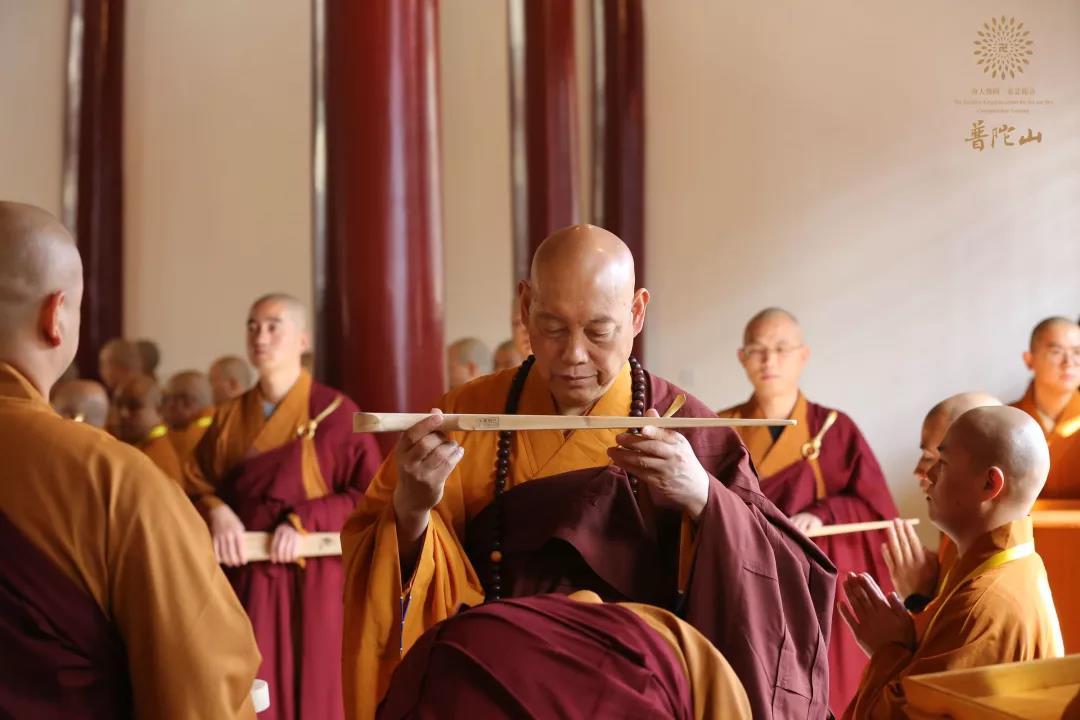 中国最早的比丘与比丘尼